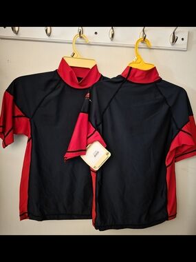 Unisex Adult Short Sleeve Rash Guard Swim Shirt — Black & Red X-sm